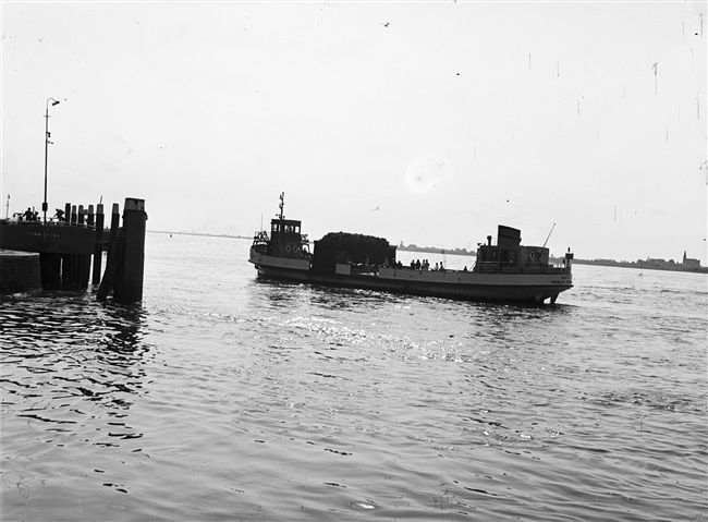 Veerboot Hoofdingenieur van Elzelingen bij Maassluis, 1951