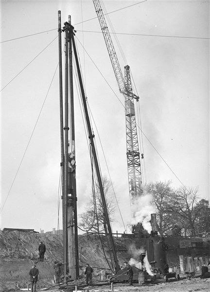Proefheien voor de bouw van het nieuwe provinciehuis. Er wordt een proefpaal geheid om te zien of de paal voldoet aan de gestelde eisen.
