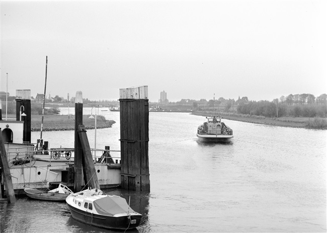 Veerboot bij Sleeuwijk, 1961