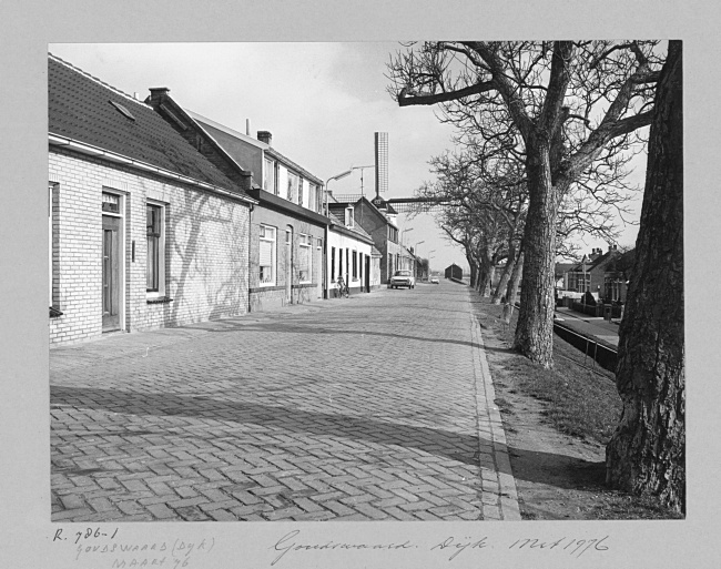 De Molendijk en korenmolen Windlust in Goudswaard, 1976