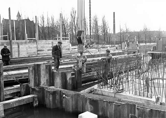 Bouw van de eerste St. Sebastiaansbrug over het Rijn-Schiekanaal. De basculebrug verbindt de oude binnenstad van Delft met de TU-wijk.