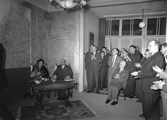 Het 25-jarig ambtsjubileum van ir. D.M. Mathlener, adjunct-directeur-hoofdingenieur van de Provinciale Waterstaat in Zuid-Holland.
