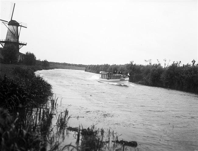 Statenjacht mr. P.L.F. Blussé op de Linge bij Deil, 1951