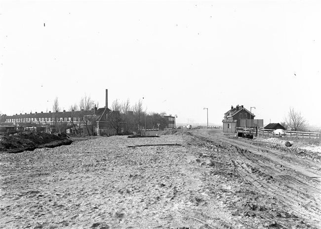 Aanleg van een weg op zandpalen (Abram van Rijckevorselweg). De weg loopt langs een voormalig tracée van de spoorlijn Rotterdam-Gouda, ter hoogte van het vroegere dorp Kralingse Veer.
