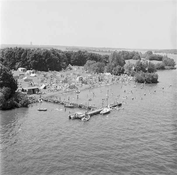 Strandje en ligweide aan het Brielse Meer, 1973