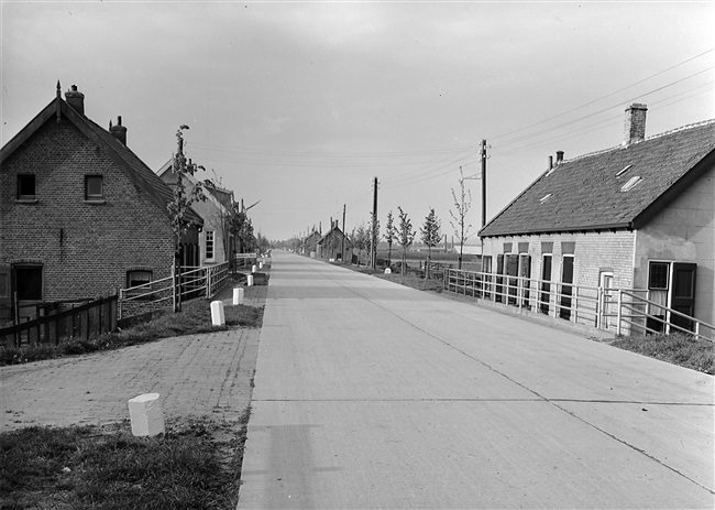 Strijensedijk, een betonweg tussen Strijen en 's-Gravendeel