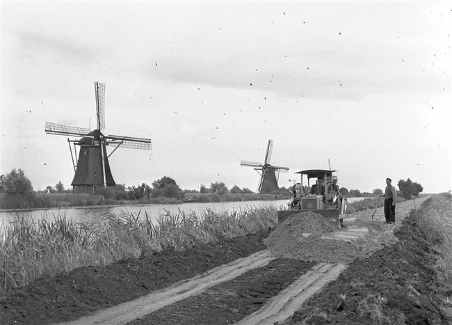 Aanleg van fietspad in Kinderdijk, 1959