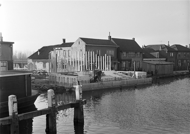 De bouw van het landhoofd van de 's-Molenaarsbrug