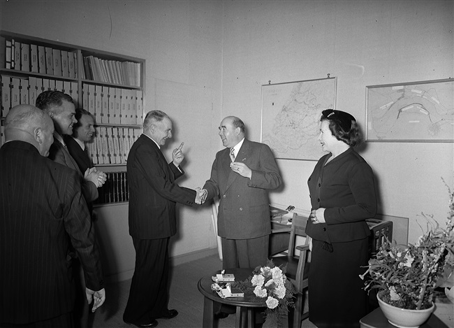 Het 25-jarig ambtsjubileum van ir. D.M. Mathlener, adjunct-directeur-hoofdingenieur van de Provinciale Waterstaat in Zuid-Holland.