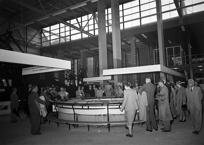 Statenleden bezoeken Nationale Energie Manifestatie, 1955
