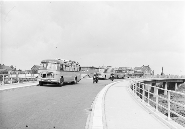 De Provinciale Staten van Zuid-Holland zijn op weg voor een werkbezoek. De bussen rijden vanaf de kruising bij de dijk en het veer Schoonhoven-Gelkenes, op de huidige N216 richting Gorinchem.