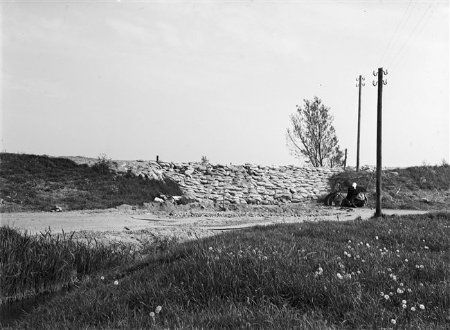 Zandzakken in de beschadigde Ruigendijk bij de Ganzenweg.