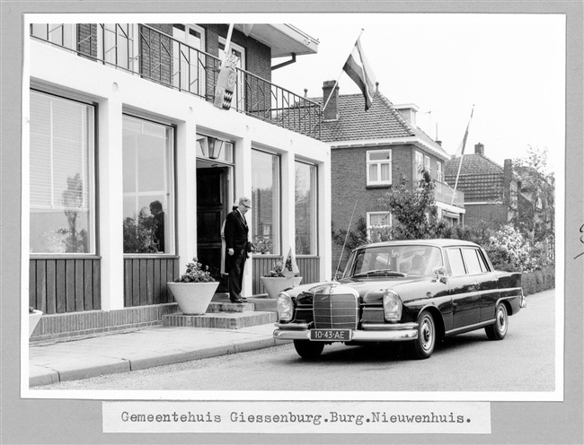 Gemeentehuis in Giessenburg en burgemeester Nieuwenhuizen