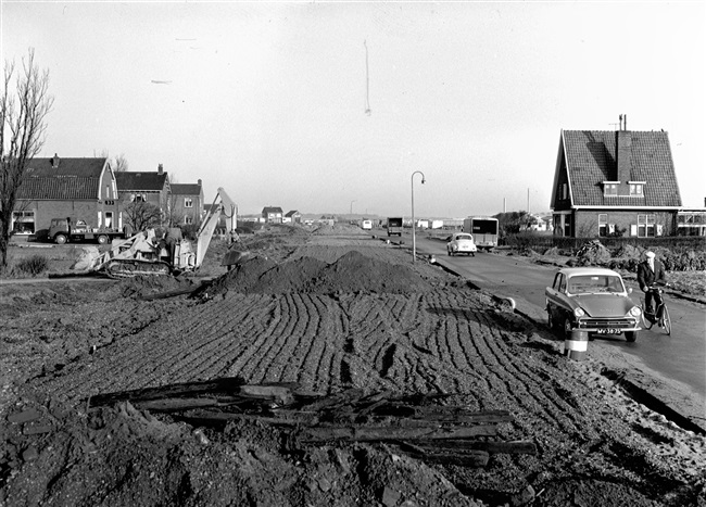 Aanleg van de tertiaire weg T3. De weg was onderdeel van het Tertiair Wegenplan in de provincie Zuid-Holland.