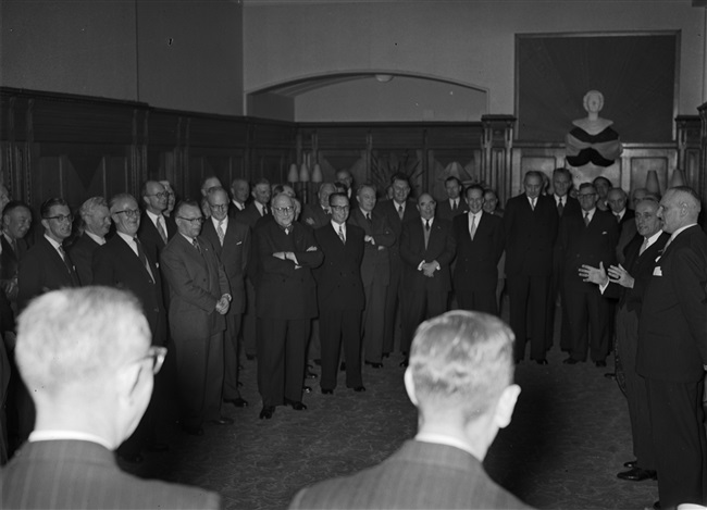 Jan Klaasesz, nieuwe commissaris van de Koningin in Zuid-Holland (rechts), spreekt de leden van de Provinciale Staten toe, tijdens een kennismakingsreceptie aan het Korte Voorhout 1.