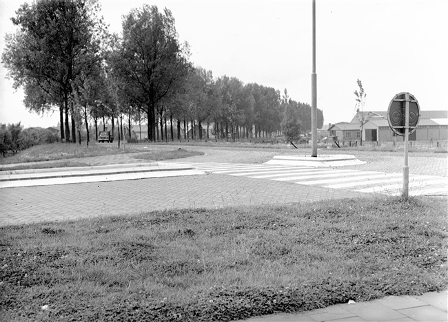 Kruising Gorsdijk/Maasdamseweg in 's-Gravendeel, 1961