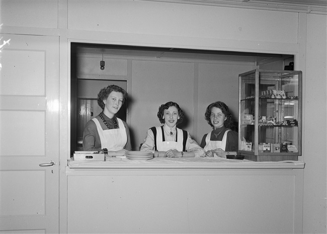 Medewerkers kantine van het provinciehuis in Den Haag, 1957