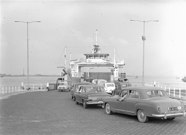 Auto’s wachten voor veerpont De Hoorn, 1963