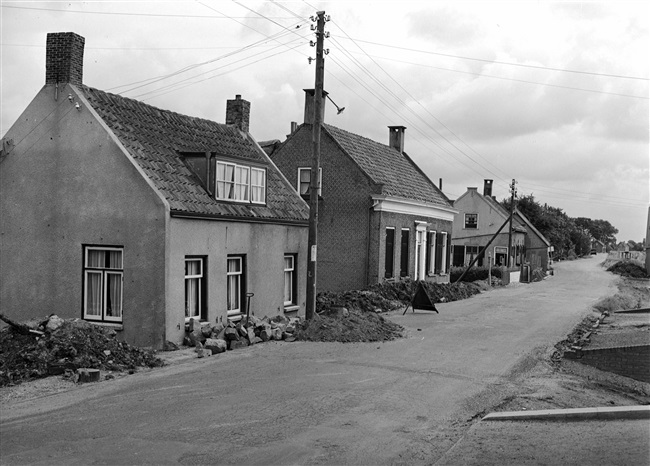 Werkzaamheden worden uitgevoerd voor het versterken van de dijk.