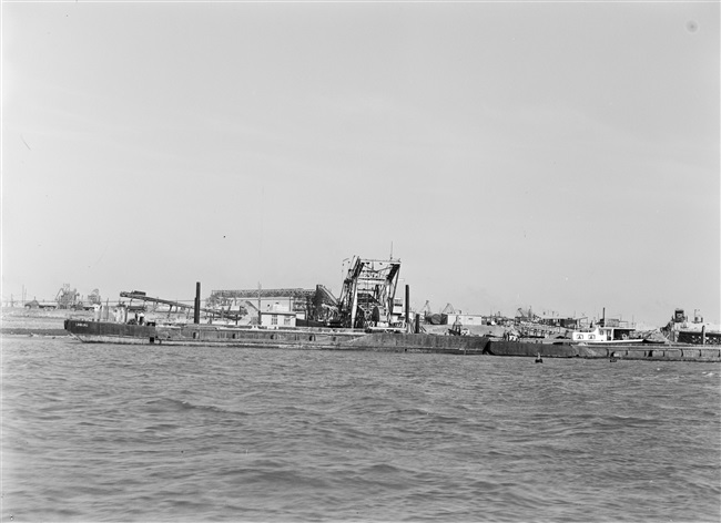 Dijkherstel bij de Hoek van Sint Jacob, op Goeree-Overflakkee, na de watersnoodramp van 1 februari 1953.