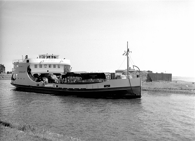 De veerboot Haringvliet vertrekt bij Hellevoetsluis, 1958