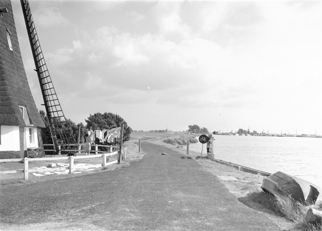 Fietspad langs de Rotte. Door het aanleggen van fietspaden ontsluit de provincie Zuid-Holland gebieden voor recreatie.