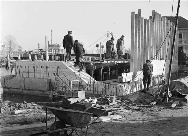 De bouw van het landhoofd van de 's-Molenaarsbrug