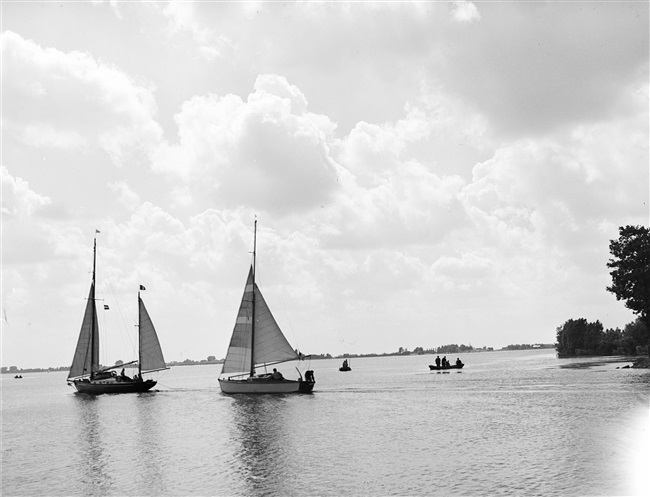 Braassemermeer met zeilboten gezien vanaf de veerpont, 1949