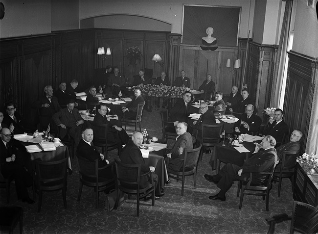 Vergadering van de Gedeputeerde Staten van Zuid-Holland en gedeputeerden van andere provincies, in het gebouw aan het Korte Voorhout 1.
