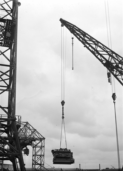 Kraan plaatst machine in veerboot Haringvliet, 1957