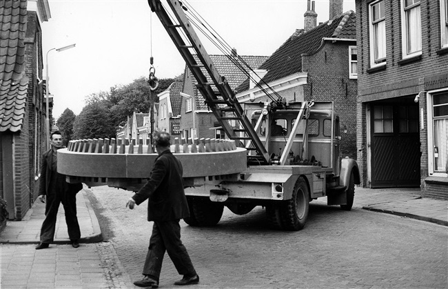 Transport nieuwe bovenwiel van snuifmolen De Ster, 1967