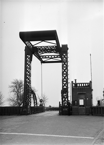 De oude Lammebrug met brugwachter in Leiden, 1959