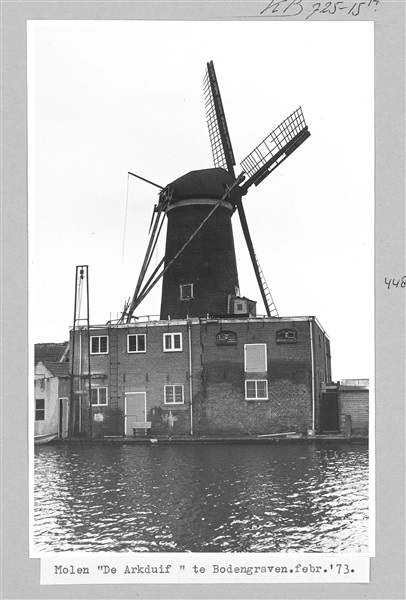 Korenmolen De Arkduif aan de Overtocht in Bodegraven, 1973