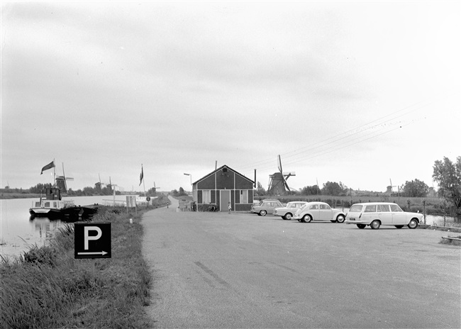 Fietspad en parkeerplaats in Kinderdijk, 1964
