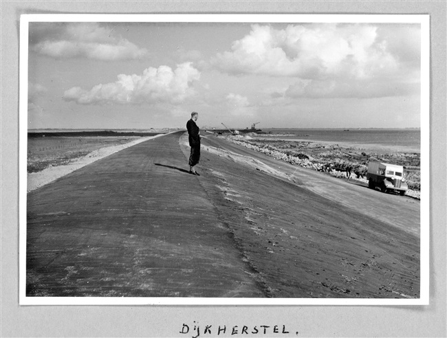 Een herstelde dijk op Goeree-Overflakkee, 1953