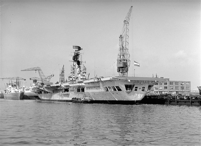 Vliegdekschip Hr.Ms. Karel Doorman (R81) in Schiedam, 1961