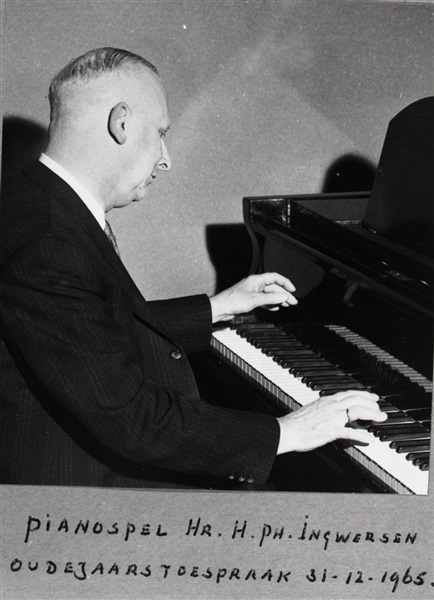 Pianospel van H. Ph. Ingwersen tijdens een oudejaars bijeenkomst. Ingwersen was technisch-ambtenaar eerste klasse bij de Provinciale Planologische Dienst (vroegere Stedebouwkundige Dienst). Als hobby vervaardigde hij samen met M.C. van Keule een aantal films voor de Provinciale Waterstaat in Zuid-Holland.