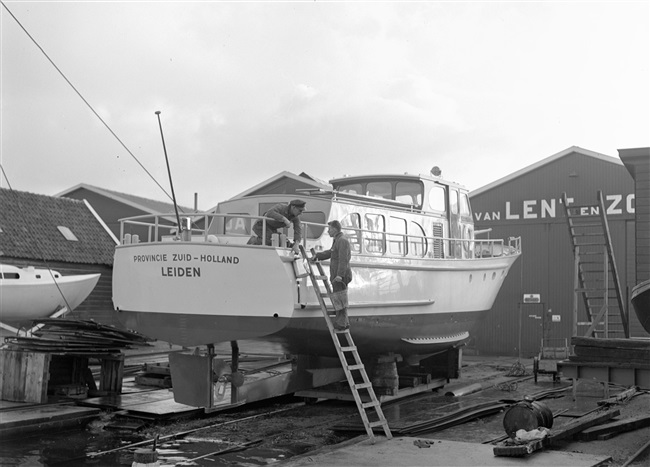 Motorjacht Provincie Zuid-Holland op werf in Kaag, 1961