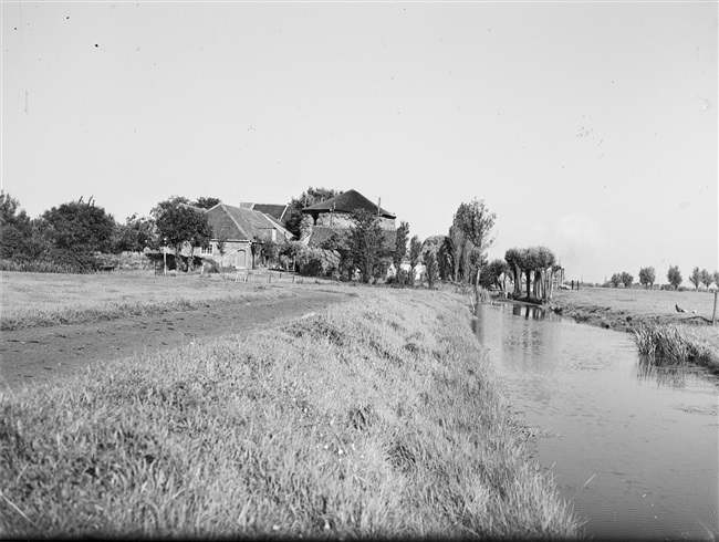 Een boerderij met hooiberg aan de Holyweg