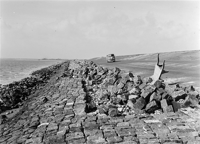 Dijkbouw bij Galathese haven op Goeree-Overflakkee, 1953