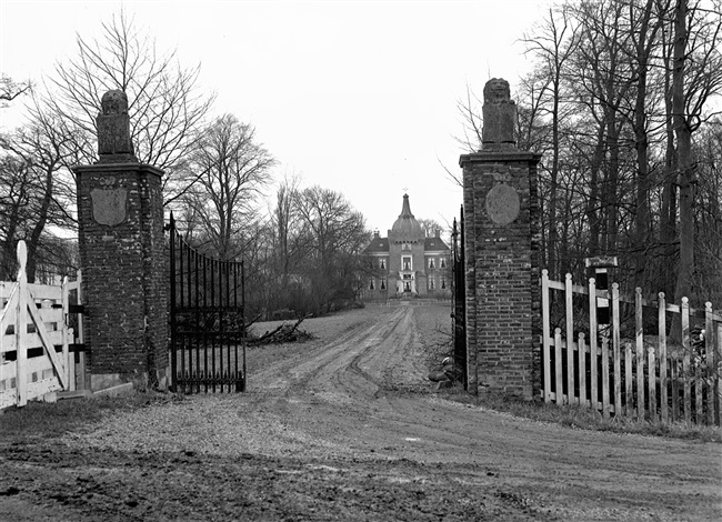 De oprijlaan van Kasteel Heukelum, vanouds genaamd Merckenburg.