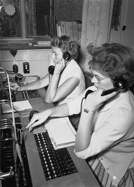 Telefonisten van het provinciehuis in Den Haag, 1959