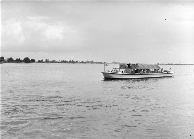 Provinciale Staten varen over Nieuwkoopse Plassen, 1956
