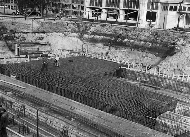 De wapening voor de keldervloer van het in aanbouw zijnde provinciehuis. Op de achtergrond het restaurant van de voormalige Haagsche Dierentuin.