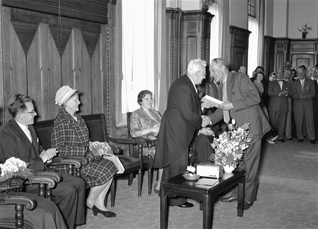 De heer A.M.J Deelman neemt afscheid als bureauchef van de afdeling Hoofdbureau van de Provinciale Waterstaat, aan het Korte Voorhout 1.