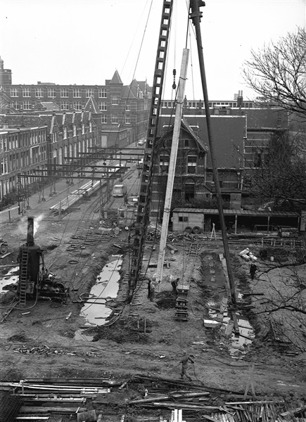 Heiwerkzaamheden voor de bouw van de eerste St. Sebastiaansbrug.