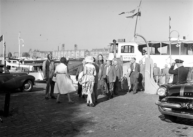 De Provinciale Staten op excursie naar Rotterdam, de Brielse Maas en de Deltawerken. Aan het einde van de dag verlaten de Statenleden de Prinsesseplaat van de Spido.