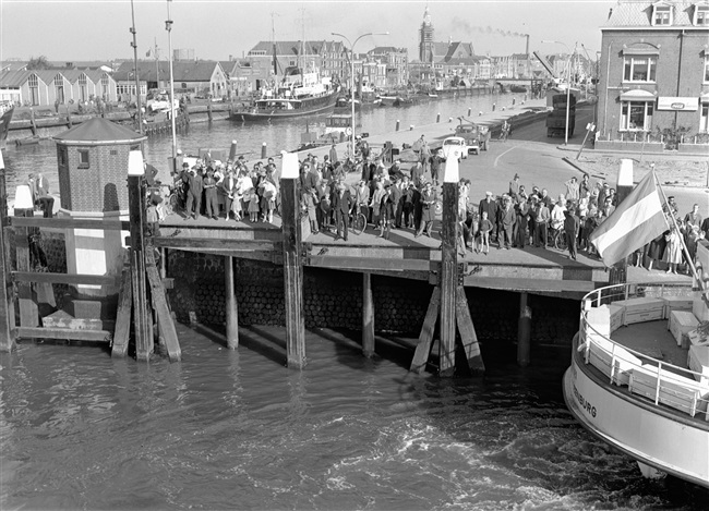 Toeschouwers bij levering De Hoorn aan Statenleden, 1961