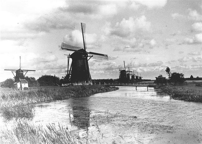 Nederwaard Molen en Overwaard Molens in Kinderdijk, 1946