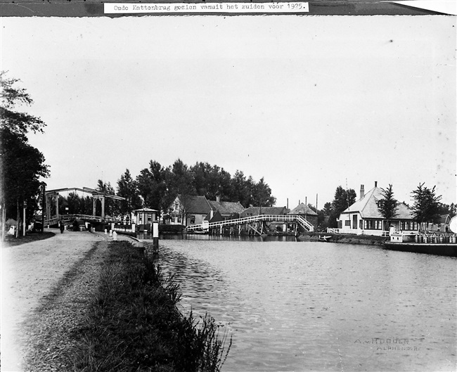 De oude Kattenbrug (vernieuwd 1925) met het directieverblijf 'De Keet' van de Provinciale Waterstaat (afgebroken 1952). De dubbele ophaalbrug was onderdeel van de Geerweg.
